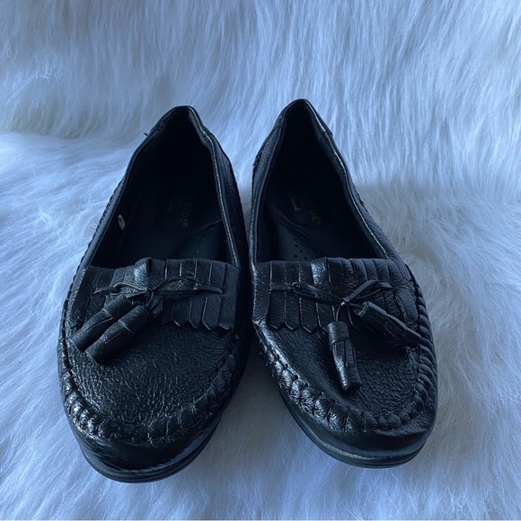 GoldToe Shoes Women’s Size 7M‎ Black Loafers with Tassels Slip On Leather - Picture 1 of 8